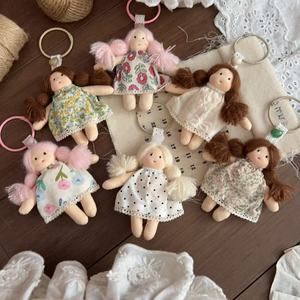 Porte-clés en tissu de poupée de dessin animé mignonne avec cheveux tressés, robe florale, pendentif en tissu, ornement à suspendre pour sac, décoration de sac à dos pour filles - Product Image 1