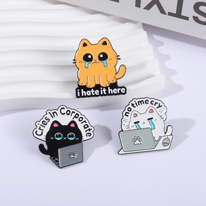 Broche en émail personnalisée « Chat de bureau mignon qui travaille dur, pas <span class=keywords><strong>le</strong></span> temps de pleurer » – Cries In Corporate « J'aime pas ça ici » – Badge de revers, bijou, cadeau - Product Image 2