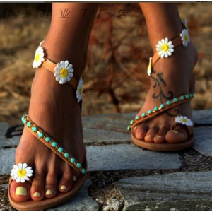Sandales plates d'été pour femmes avec anneau d'orteil, fleur marguerite, perles turquoise et bride de cheville, style bohème pour la plage - Product Image 1