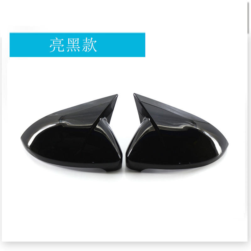 Une paire de noir brillant