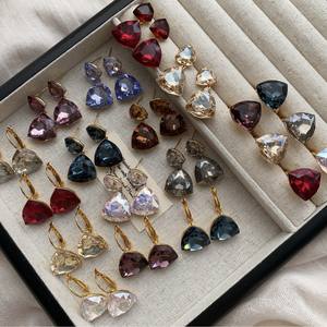 Pendientes de Luz Prismática Brillantes con Corte Trillón Colorido en Diseño Geométrico Colgante, Joyería de Lujo de Alta Gama - Product Image 2