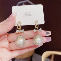 Pendientes de perlas de imitación con lazo de temperamento para mujer, nicho redondo de moda y versátil y pendientes personalizados al por mayor