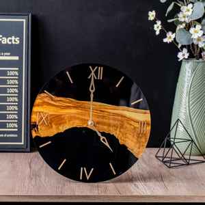 Reloj de Pared de Resina Único con Detalles en Madera, Decorativo, Funcional y Duradero, Perfecto para Sala de Estar o Dormitorio - Product Image 2