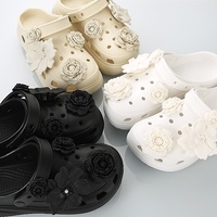 Breloque de chaussure populaire en caoutchouc 3D à motif floral avec appliques et strass, couleur personnalisée et taille de 2,5 à 3,5 cm pour la décoration de chaussures