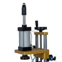 Hoog rendement semi-automatische parfumfles- en wijnflesafsluitmachine, spuitmond pers aluminium ringdop krimpmachine