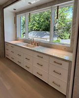 Cuisine moderne de luxe sur mesure, armoires blanches laquées style Shaker avec grand îlot en marbre pour projet de villa