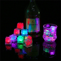 A buon mercato Multi colore lampeggiante lampeggiante incandescente LED illumina cubetti di ghiaccio arcobaleno Led cubo di ghiaccio per forniture di barre per feste al Neon