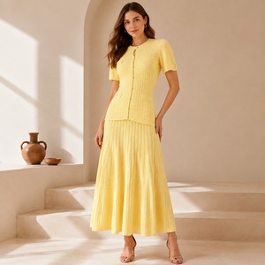 Ensemble tunique midi décontracté en coton tricoté blanc élégant avec jupe plissée sans manches et ceinture taille haute – Tenue de printemps - Product Image 2