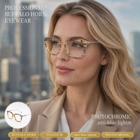 Gafas de Lujo con Montura Cuadrada Hecha a Mano de Cuerno de Búfalo Natural y Titanio, con Protección Anti Luz Azul y Lentes Fotocromáticas, Unisex