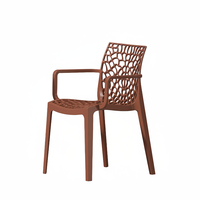 Chaise empilable en plastique à prix de gros OEM/ODM, design creux, pour café extérieur et jardin