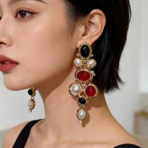 Boucles d'oreilles pendantes géométriques avec strass en cristal, imitation perle, alliage de zinc, bijoux de fête pour femmes - Product Image 1