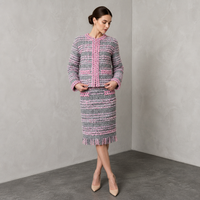 Ensemble deux pièces en tweed color block pour femme, gris et rose, avec veste longue sans manches en bouclé, jupe crayon à bordure tressée et ourlet à franges