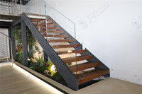 Escalier droit avec bandes de roulement en bambou écologiques, finitions à base d'eau et garde-corps en bois durable pour maisons écologiques