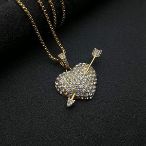 Collier pendentif en acier titane avec diamant taillé en cœur et flèche plaqué or pour un usage quotidien - Product Image 2