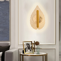 Lampe murale LED décorative en aluminium et acrylique en forme de feuille avec plaque arrière ronde dorée pour chambre d'hôtel, couloir et éclairage intérieur de magasin