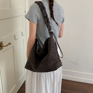 Sac à bandoulière chic léopard pour femme, sac hobo grande capacité avec sangle froncée pour le quotidien et le streetwear - Product Image 4