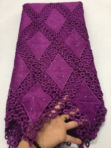 AL4285E de algodón <span class=keywords><strong>bordado</strong></span> de encaje africana de tela de encaje <span class=keywords><strong>con</strong></span> <span class=keywords><strong>piedras</strong></span> blanco venta al por mayor Camiseta de encaje - Product Image 4