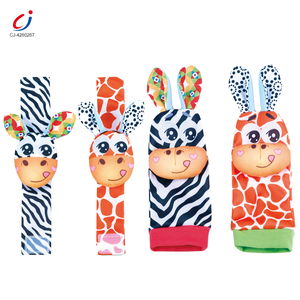 Chengji Ensemble de chaussettes <span class=keywords><strong>pour</strong></span> bébés <span class=keywords><strong>et</strong></span> hochets de poignet, jouets en peluche doux à motifs animaux colorés de dessins animés, <span class=keywords><strong>pour</strong></span> l'éveil sensoriel <span class=keywords><strong>et</strong></span> le calme - Product Image 1