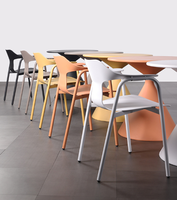 Chaise de salle à manger ergonomique en PP avec dossier incurvé, empilable, siège profilé design, en plastique, pour restaurant, café, hôtel en extérieur