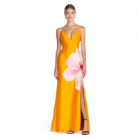 Gaun Maxi Wanita Motif Bunga Kuning Custom OEM ODM, Tali Spaghetti, Kerah V, Belahan Samping, Gaun Musim Panas untuk Liburan Pantai dan Acara Malam