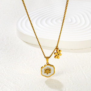 Collier pendentif tendance plaqué or, motif floral avec incrustation de cristaux, bijou à porter au quotidien, cadeau - Product Image 2