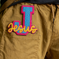 Patch brodé multicolore personnalisé en chenille écologique avec lettre J Jésus, applique religieuse pour casquettes universitaires
