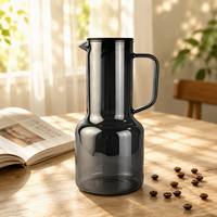 Pichet à eau moderne en verre coloré de 1600 ml avec couvercle, poignée et bec verseur – Compatible micro-ondes, sans BPA, pour eau froide/chaude, thé glacé, boissons, cuisine