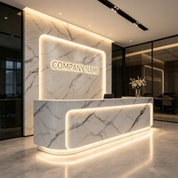 Comptoir de réception en marbre blanc courbé sur mesure, OEM, bord arrondi, comptoir d'accueil pour hôtel, finition polie, logo gravé