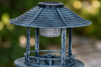 Bain d'oiseaux solaire vert vintage avec lanterne LED, base remplissable en résine en forme de feuille de lys pour la décoration de jardin