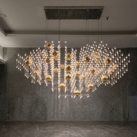 Lustre cube moderne personnalisé, non standard, pour plafond haut, luxe, avec branches décoratives LED dorées