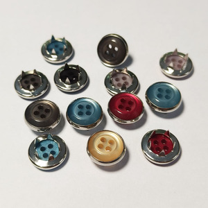 Bouton-pression personnalisé à 4 trous avec logo, 10 mm, 12 mm, en laiton, rond, à dos plat, plaqué, lavable à sec pour chemises - Product Image 2