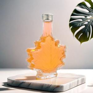 Bouteille de sirop en verre en forme de feuille d'<span class=keywords><strong>érable</strong></span> 50ml 100ml 250ml Bouteille de liqueur en verre avec bouchon <span class=keywords><strong>à</strong></span> vis pour <span class=keywords><strong>l</strong></span>'emballage de spiritueux Vodka - Product Image 2