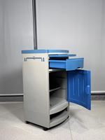 Table de chevet roulante YXZ-803 avec rangement pour chaussures, table de nuit mobile avec roulettes et armoire cachée