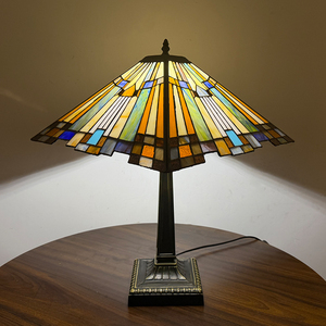 Lámpara de Mesa de Vidrio Emplomado de Estilo Vintage, de Gran Tamaño y Colorida, con Pantalla en Forma de Campana de Diseño Tradicional - Product Image 1