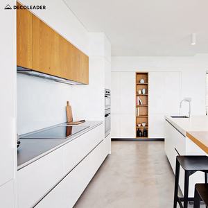 ตู้ครัวสีเขียวมิ้นท์ทันสมัยแบบไม่มีมือจับ รุ่น J-pull พร้อมบานประตูแบบ Batten - Product Image 4