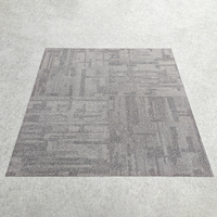 Moquette de bureau moderne carrée 67*67cm à boucles, rayée avec support en PVC, dalles de moquette commerciales en polypropylène