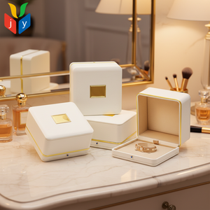 Scatola di Lusso in Pelle Bianca per Anelli e Bracciali, Interno in Tessuto Satinato, Cornice in Metallo Dorato <span class=keywords><strong>con</strong></span> Targhetta Incisa, Confezione per Gioielli - Product Image 1