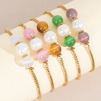 Bracelet classique minimaliste en acier inoxydable avec perle d'eau douce et pierre œil-de-chat, chaîne gourmette dorée à trois perles centrales, idéal pour un anniversaire