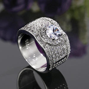 Anillo de Compromiso Plateado F665 para Mujer, Corte Ovalado, Diamante Sintético Color G, Joyería con Diamantes Laterales - Product Image 1
