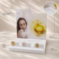 Présentoir de Comptoir Cosmétique en Acrylique Blanc Brillant sur Plateforme Surélevée, avec Fond Entièrement Imprimé Personnalisé pour Soins de la Peau