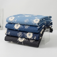 Kain Denim Bordir Motif Bunga Mete Sentuhan Lembut Grosir Pabrik untuk Celana Rok Denim Kemeja Musim Semi / Musim Panas