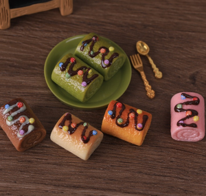 Miniatures de gâteaux roulés suisses réalistes en résine pour maison de poupée, accessoires de cuisine, fournitures de bricolage, vente en gros, fabricant - Product Image 2