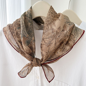 Pañuelo Cuadrado de Seda para Mujer, Estampado Floral, 100% Seda de Morera Auténtica, Pañuelo Ligero y Suave para el Cuello, Pañuelo Vintage con Diseño Floral, Bandana para Uso Diario - Product Image 1