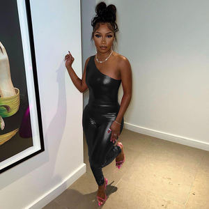 2023 primavera nuove donne sexy <span class=keywords><strong>in</strong></span> <span class=keywords><strong>pelle</strong></span> verniciata vestiti monospalla pantaloni a vita alta vestito stretto streetwear femminile - Product Image 4