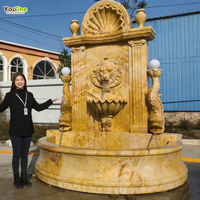 Fontaine murale en marbre naturel YouFine, tête de lion classique, décoration d'eau extérieure pour jardin avec sculptures de dauphins