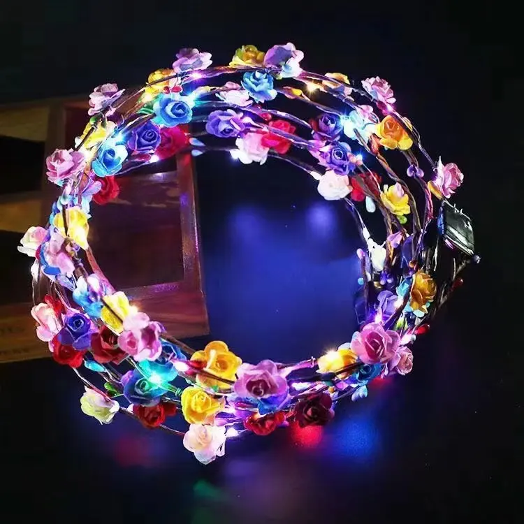 LEDは美しい紙の花の花輪を輝かせます