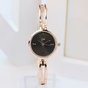 Montre minimaliste circulaire pour femme, montre en alliage haut de gamme, montre à quartz tendance avec bracelet, vente en gros - Product Image 6