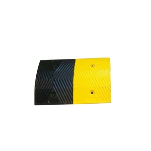 Nuevos Productos: Reductor de Velocidad de Goma de Alta Visibilidad Amarillo y Negro de 12 Pulgadas de Ancho - Product Image 1