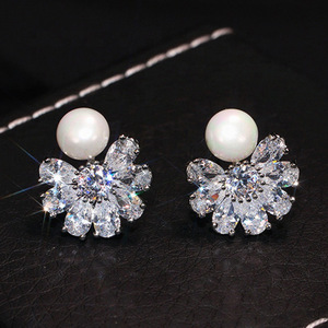 Orecchini a perno con perle a forma di fiocco di neve per donna, orecchini scintillanti, gioielli alla moda per tutti i giorni - Product Image 2