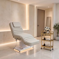 Table de Massage Moderne en Cuir à Base Blanche, Lit de Spa Électrique à 3 Moteurs avec Lumières LED pour Soins Esthétiques et Faciaux